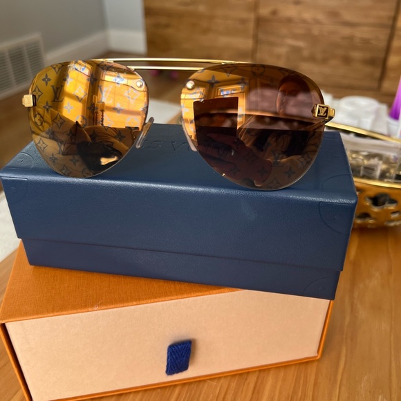 Louis Vuitton Clockwise Sunglasses - Picture 2 of 8